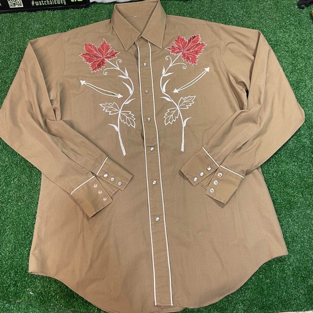 Men’s XL Western Pearl Snap Long Sleeve Embroidered 
Beautiful shirt.